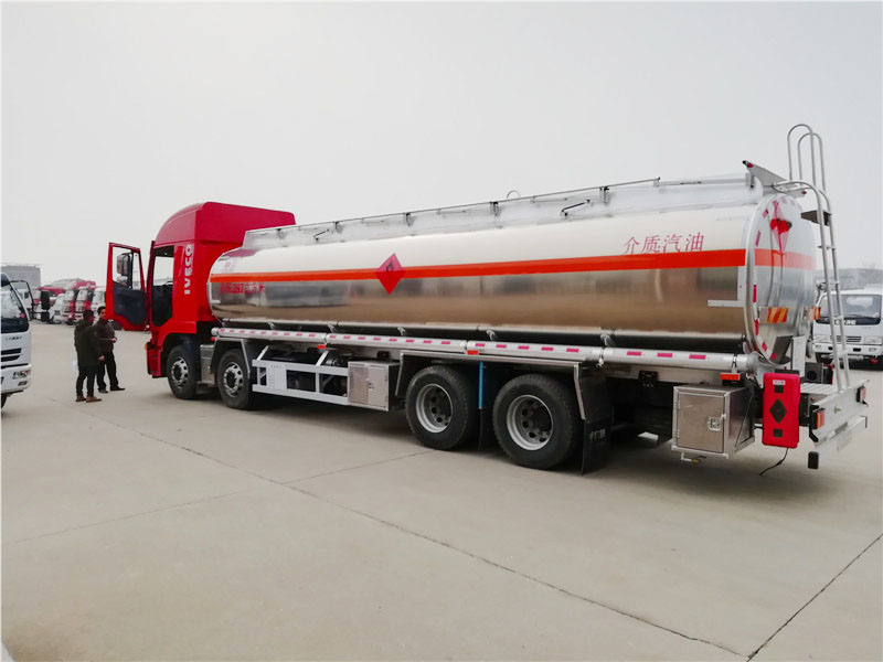 上汽紅巖29.7方前四后八鋁合金運油車，20噸運油車