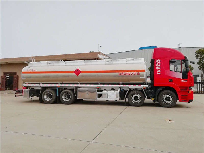 上汽紅巖29.7方前四后八鋁合金運油車，20噸運油車